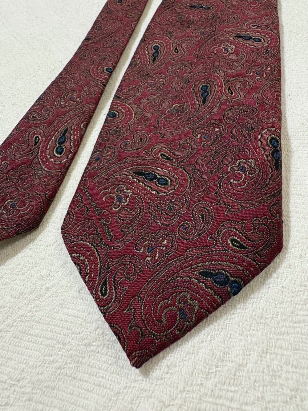 Oscar de la Renta Vintage Burgundy Paisley Necktie